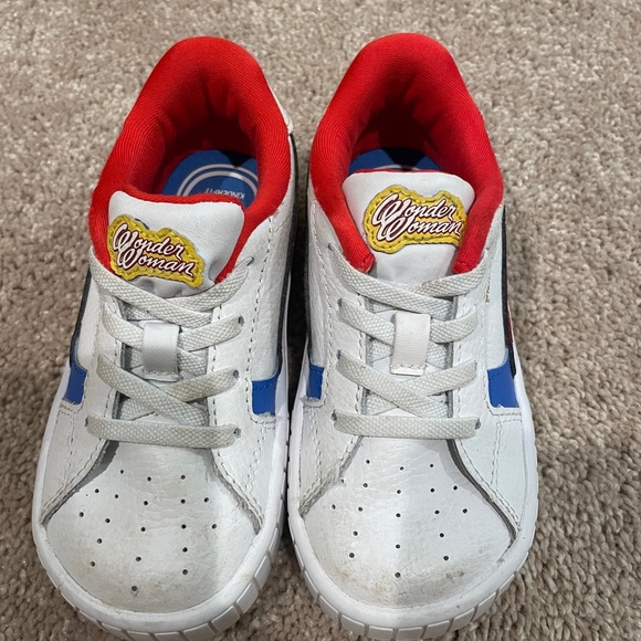 Girls 8c Wonder Woman Puma Sneakers - Picture 3 of 5